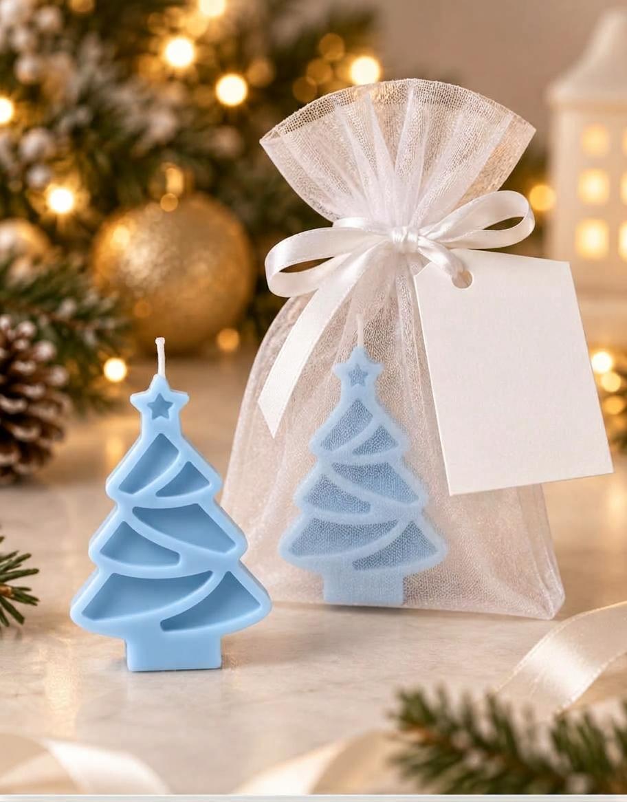 Vela artesanal em forma de árvore de Natal azul com saquinho de organza branco e laço de cetim