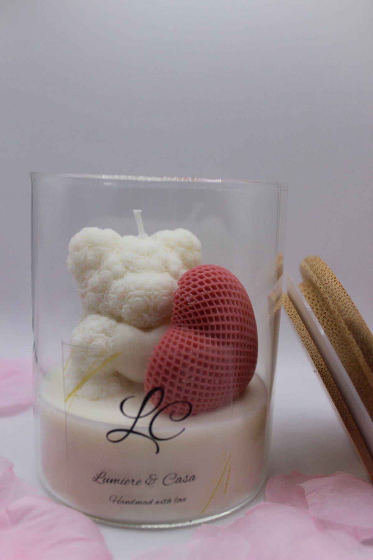 Aura de Vidro — vela com ursinho e flor decorativa em copo de vidro