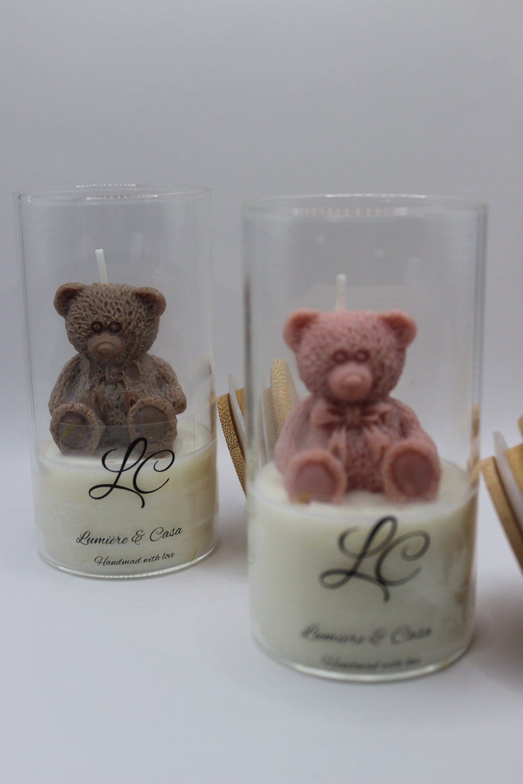 Aura de Vidro — velas com ursinhos decorativos em copo de vidro, tons castanho e rosa
