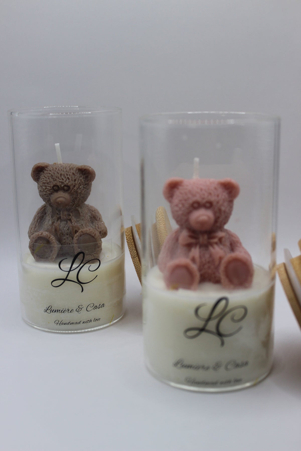 Aura de Vidro — velas com ursinhos decorativos em copo de vidro, tons castanho e rosa