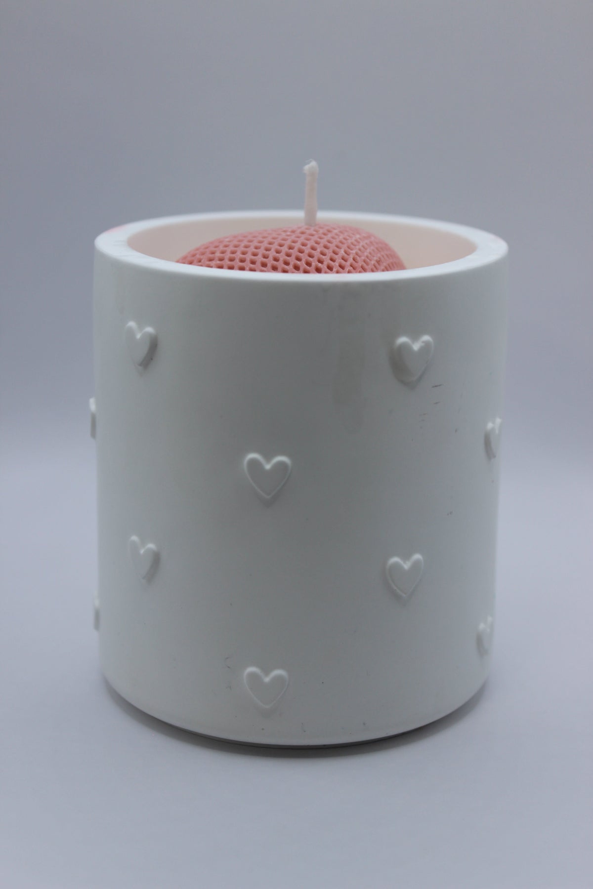 Vela Aromática em Gesso — base branca com corações em relevo e vela rosa