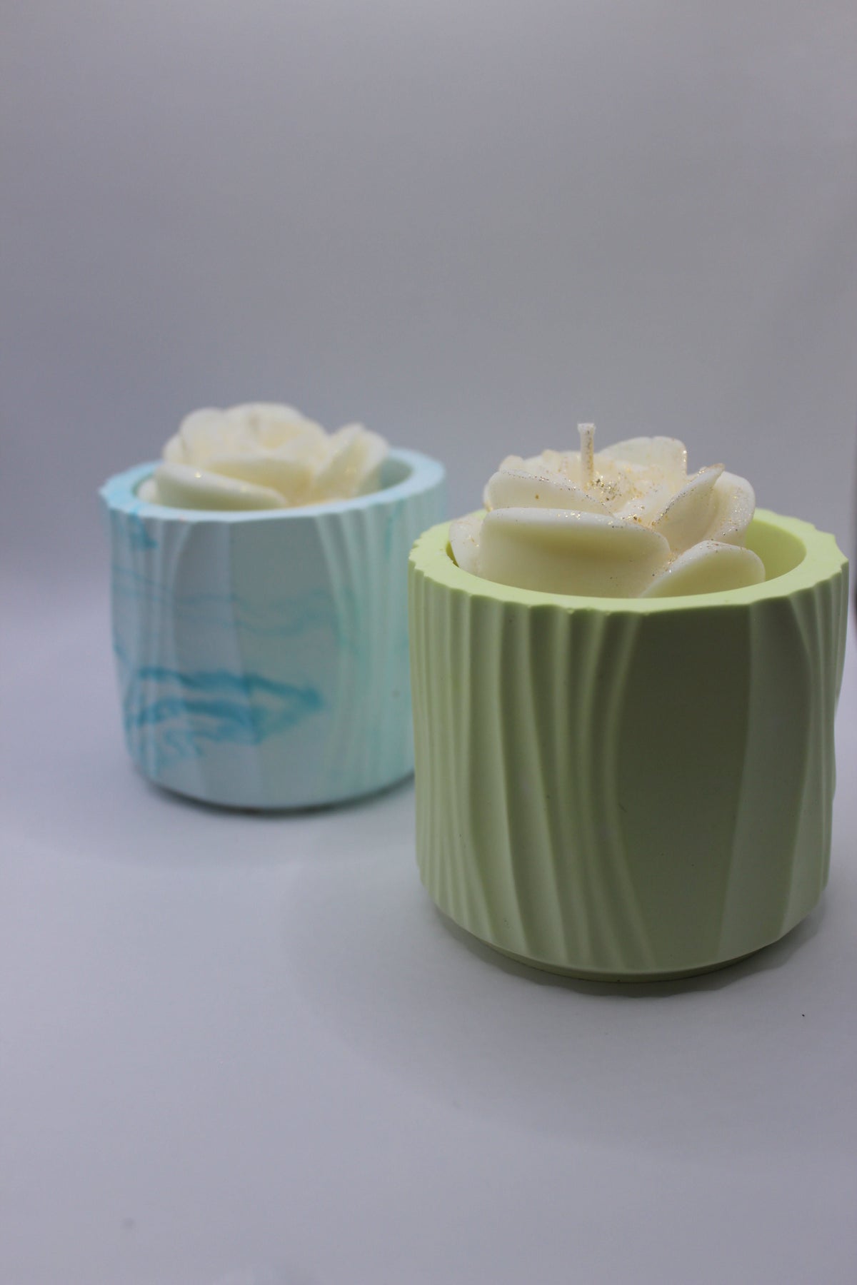 Vela Aromática em Base de Gesso — vista geral em tons azul e verde