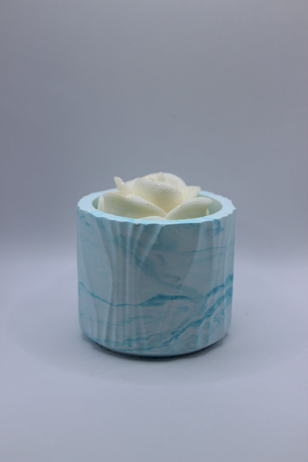 Vela Aromática em Base de Gesso — base azul com flor branca