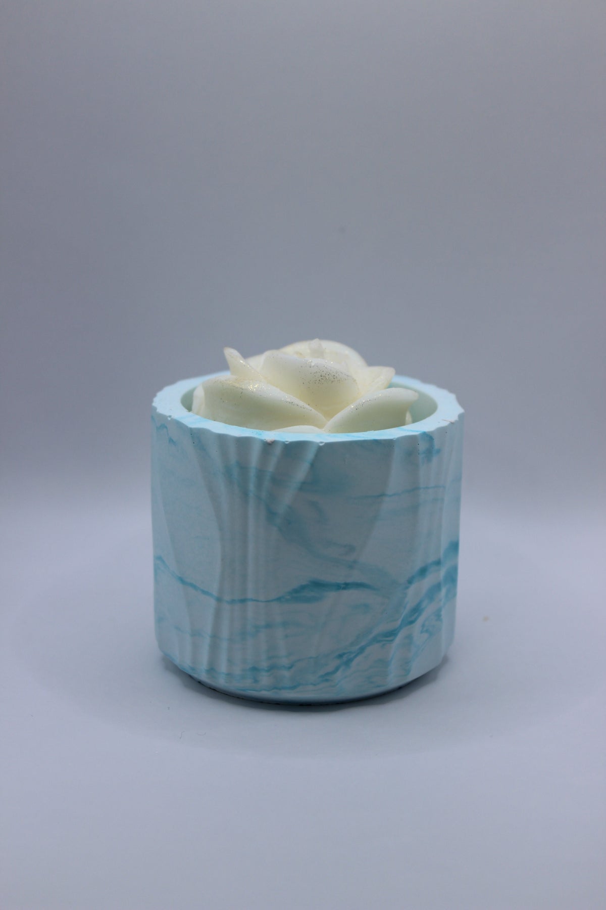 Vela Aromática em Base de Gesso — base azul com flor branca