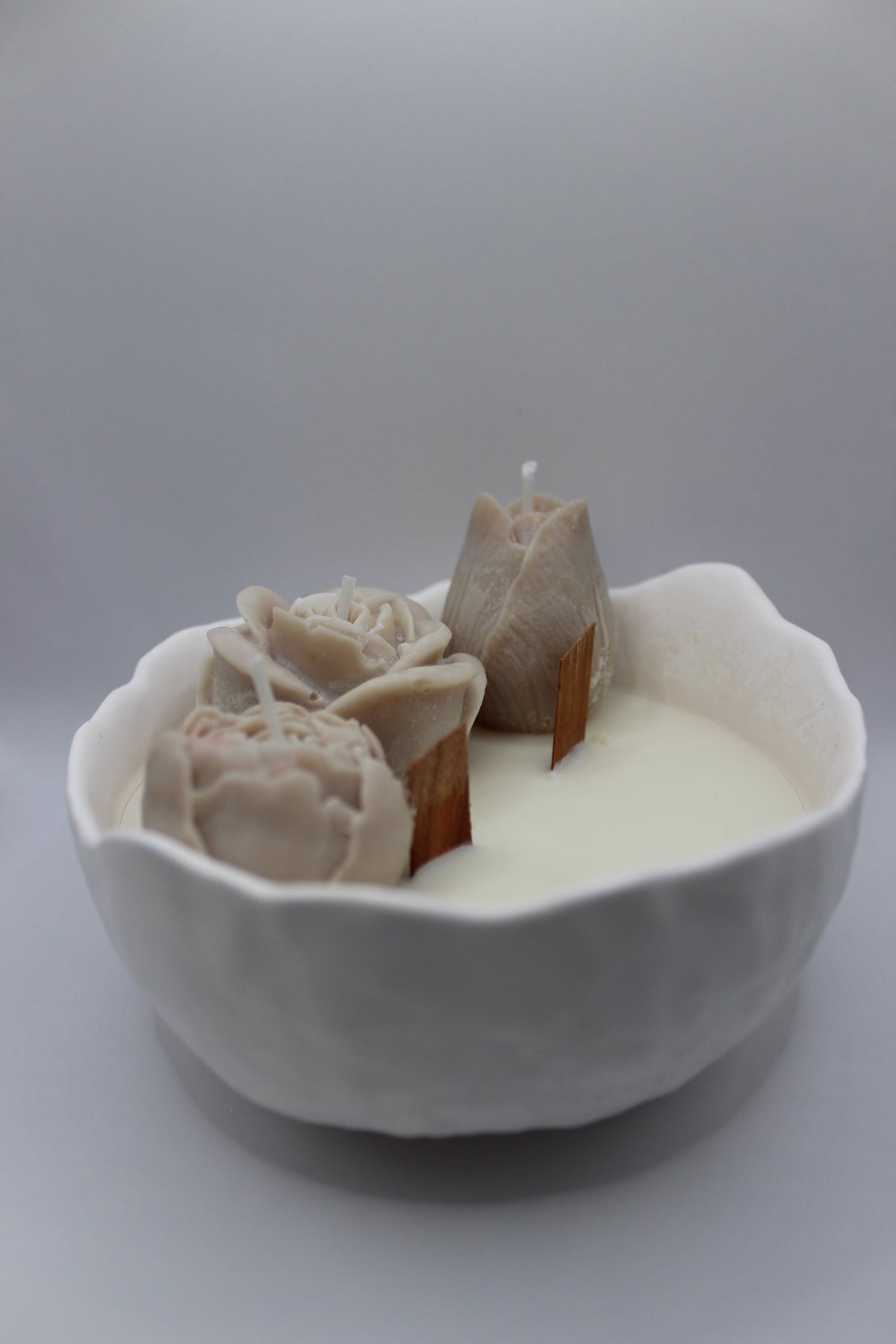 Vela Aromática em Base de Gesso Irregular — tigela branca com velas decorativas bege