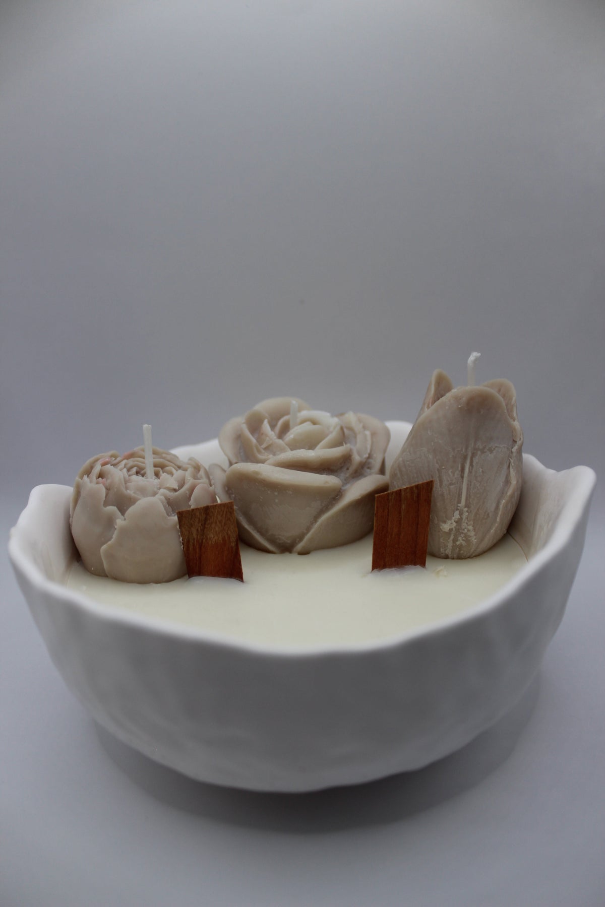 Vela Aromática em Base de Gesso Irregular — vista frontal com velas em forma de flor e rosa