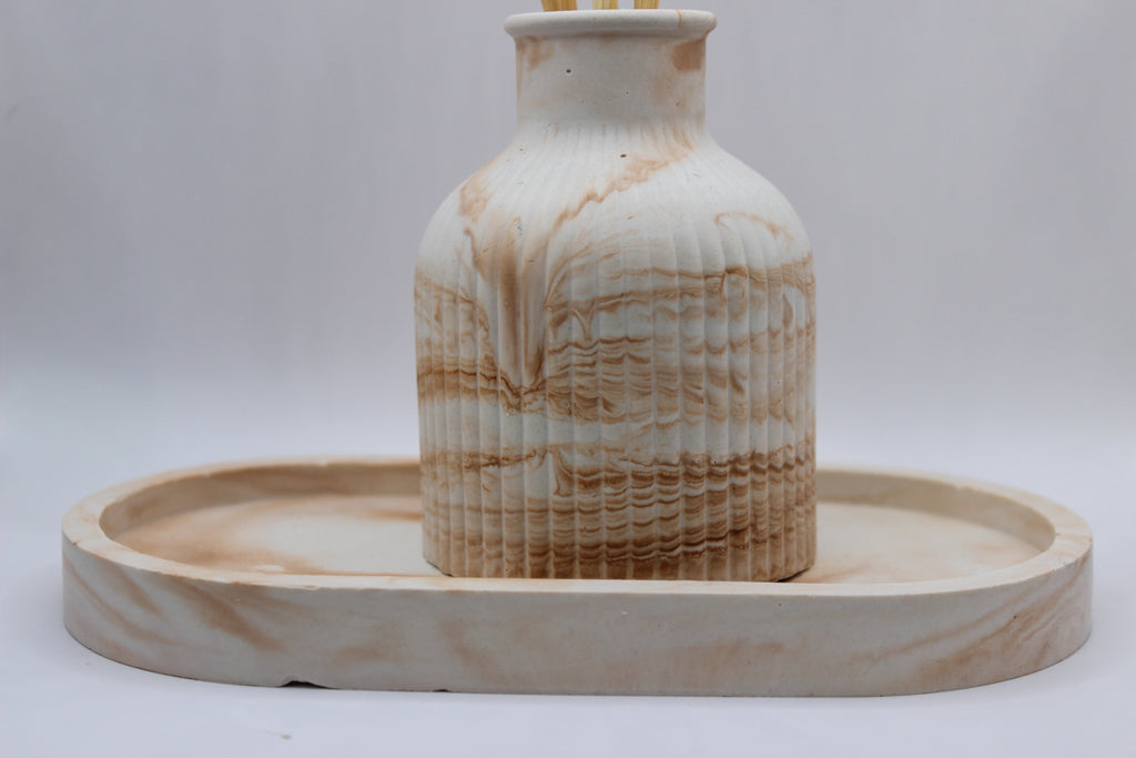 Conjunto Bruma — difusor em gesso marmorizado sobre tabuleiro de madeira