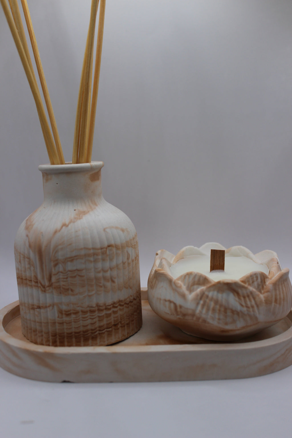 Conjunto Bruma — difusor e vela artesanal em gesso marmorizado com tabuleiro de madeira
