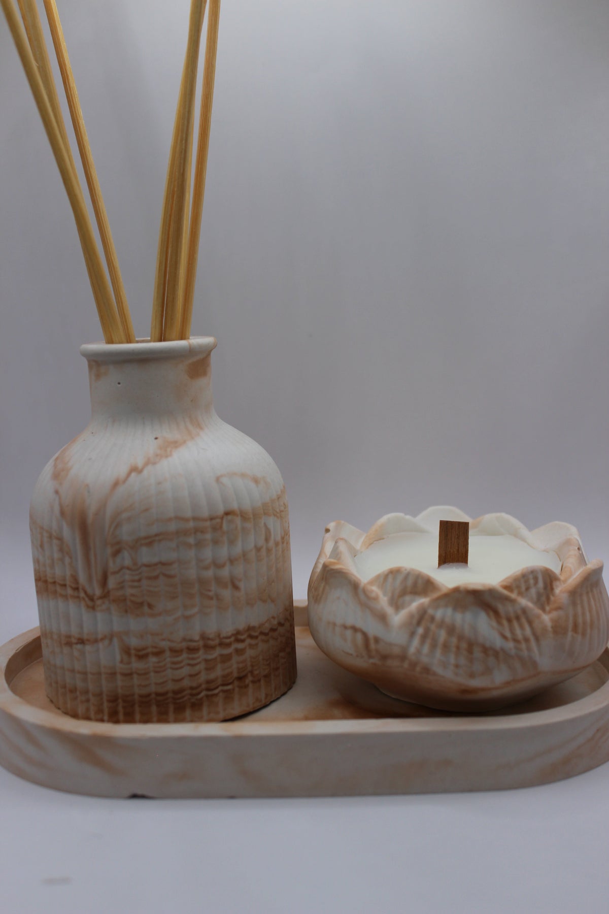 Conjunto Bruma — difusor e vela artesanal em gesso marmorizado com tabuleiro de madeira