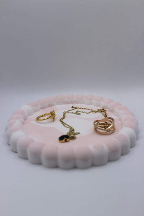 Base decorativa em gesso rosa com joias douradas – vista de cima