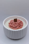 Vela Aromática em Base de Gesso Canelado com flor rosa e pavio em madeira