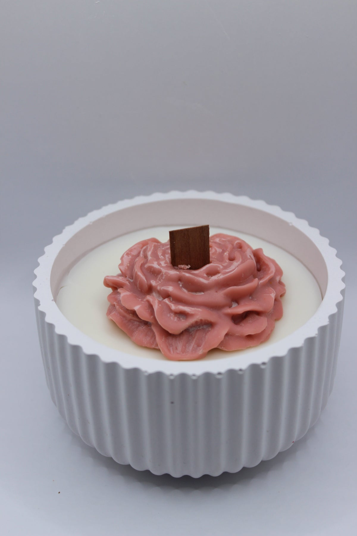 Vela Aromática em Base de Gesso Canelado com flor rosa e pavio em madeira