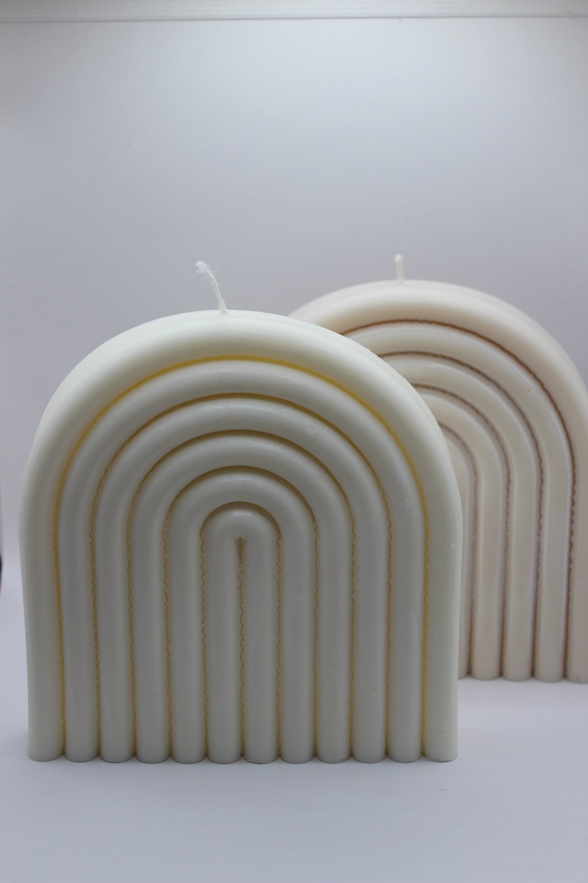 Vela Arco Minimal em tom off-white – design escandinavo artesanal