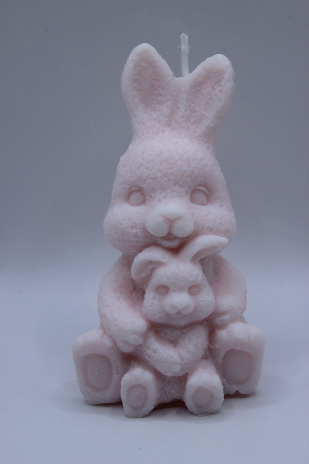 Bunny Hug – detalhe da vela coelhinho abraçando filhote em rosa pastel