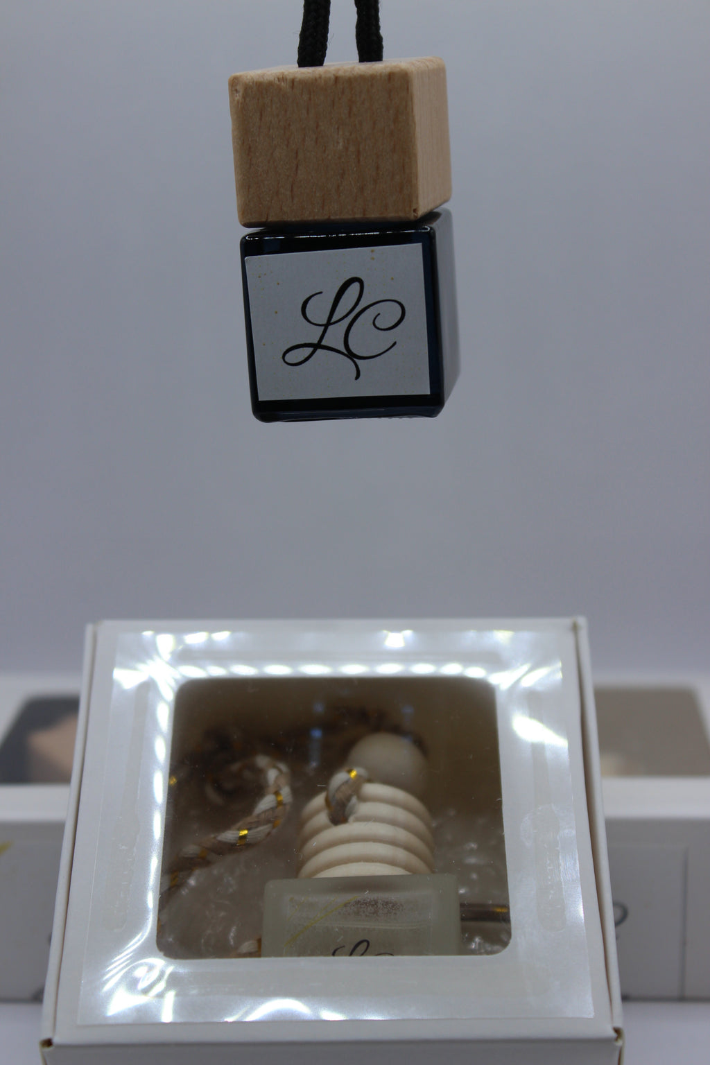 Aroma em Movimento – difusor suspenso com logo LC