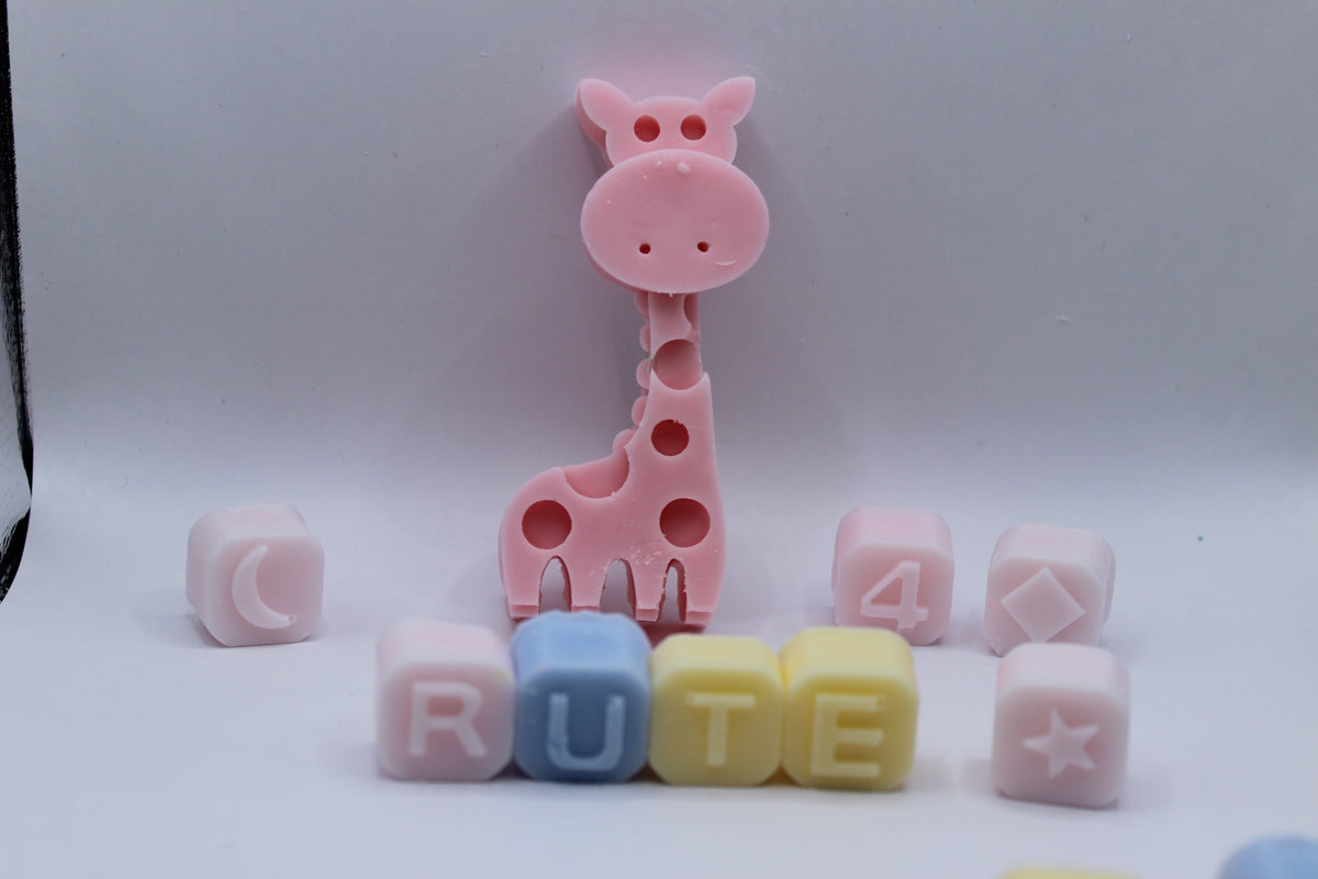 Letras decorativas artesanais em gesso – girafa e cubos coloridos